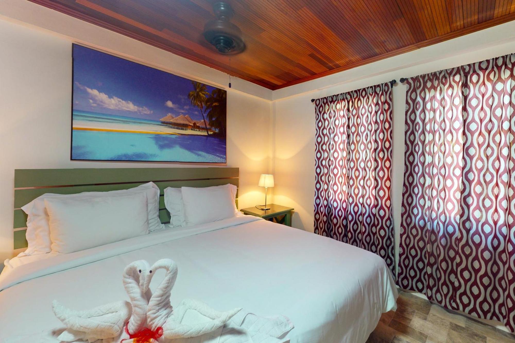 Hummingbird Home Suites San Pedro  Oda fotoğraf